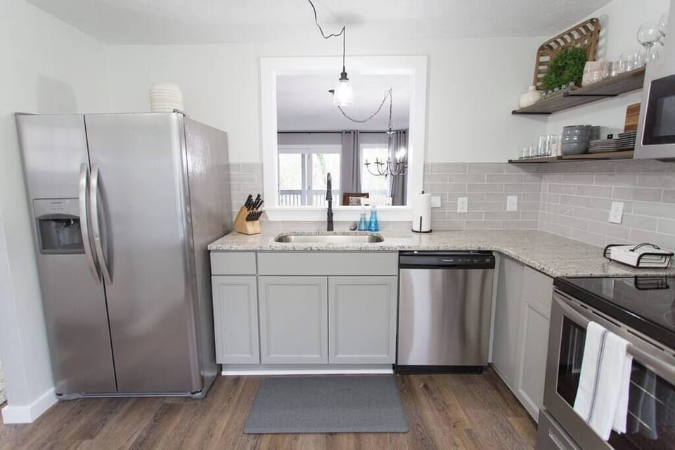 "John and Emily’s Place is incredible. The two bedroom with full kitchen and living space was perfect for getaway. The kitchen was completely equipped and little notes and extras were a special touch."
Jared-Past Guest