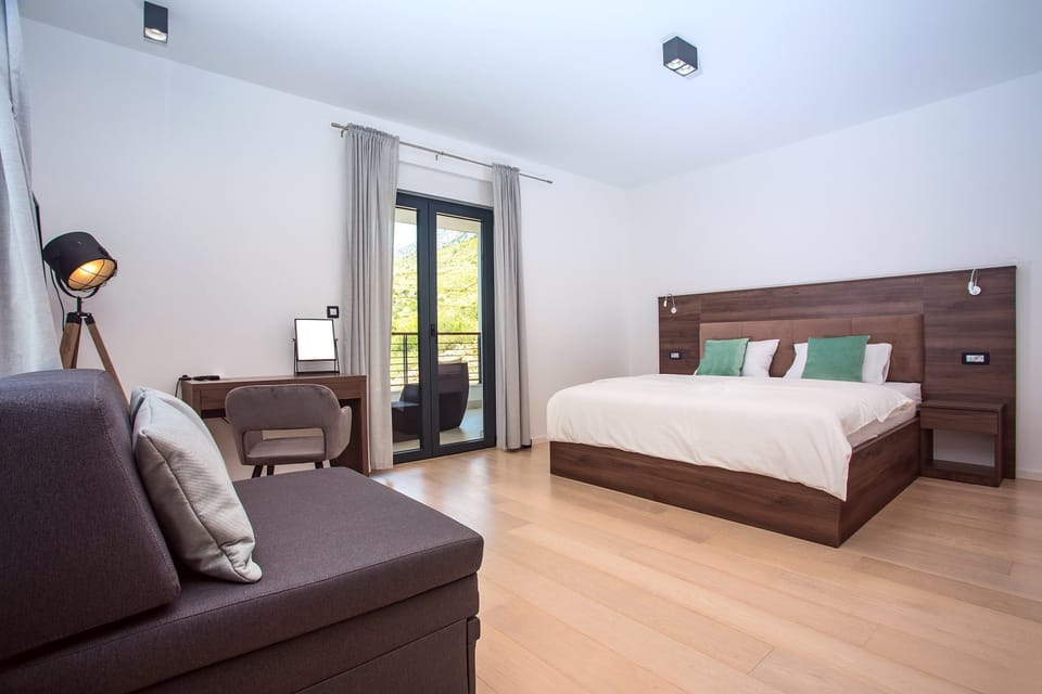 Master Bedroom No3 with en-suite bathroom with shower, king-size bed 200cmx200cm