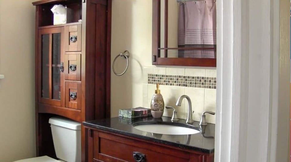 Downstairs Bathroom With Tub/Shower