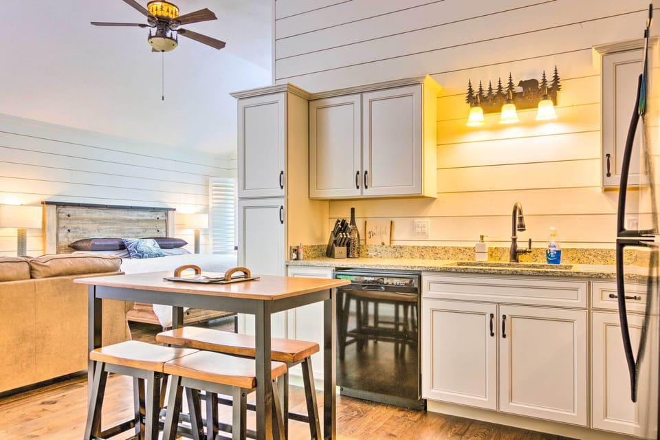 Kitchen | Dishware/Flatware | Pots/Pans