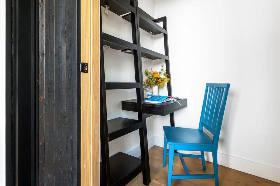 Your personal workspace! A sleek and minimal station, perfect for getting things done.
