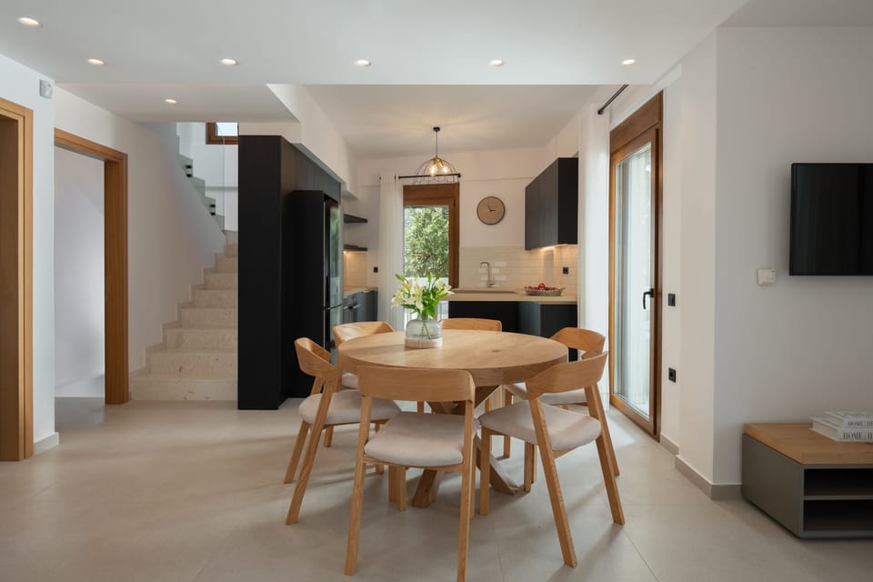 An aspect of the amazing kitchen and dining area.