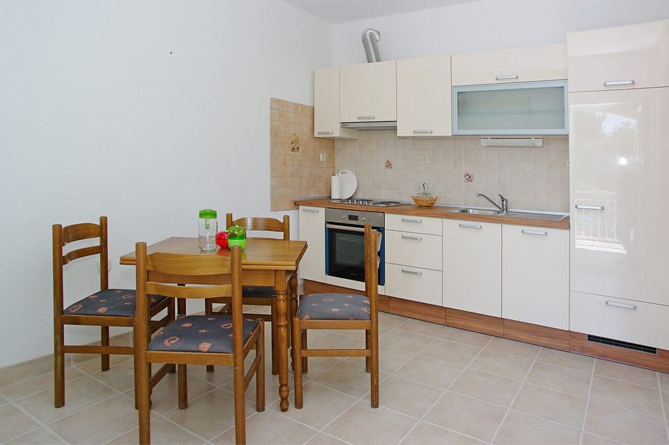 Full kitchen