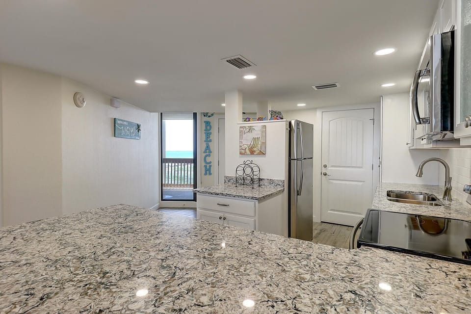 Dunes:703 Beautiful Condo, 2 BR. on the beach! Apartment in Port Aransas