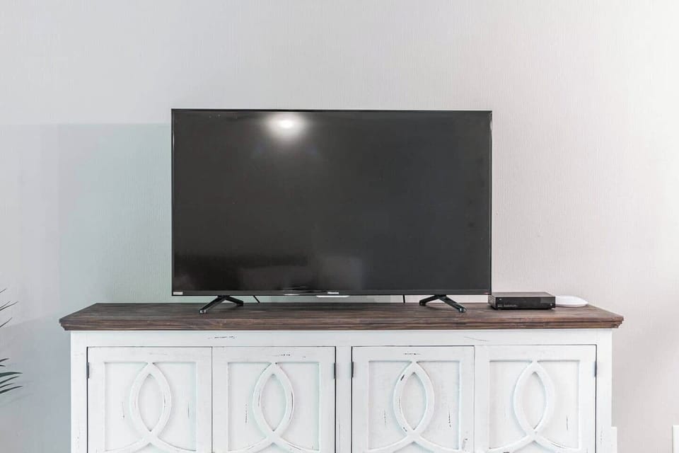 Family room 60 Inch Smart TV with Cable