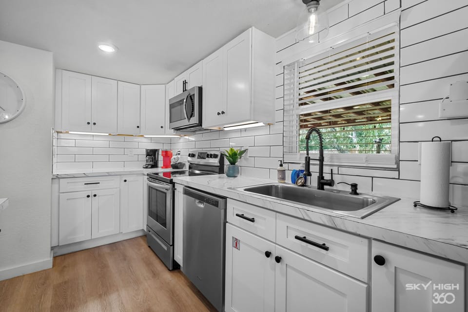 Fully stocked kitchen for all of your cooking needs!
