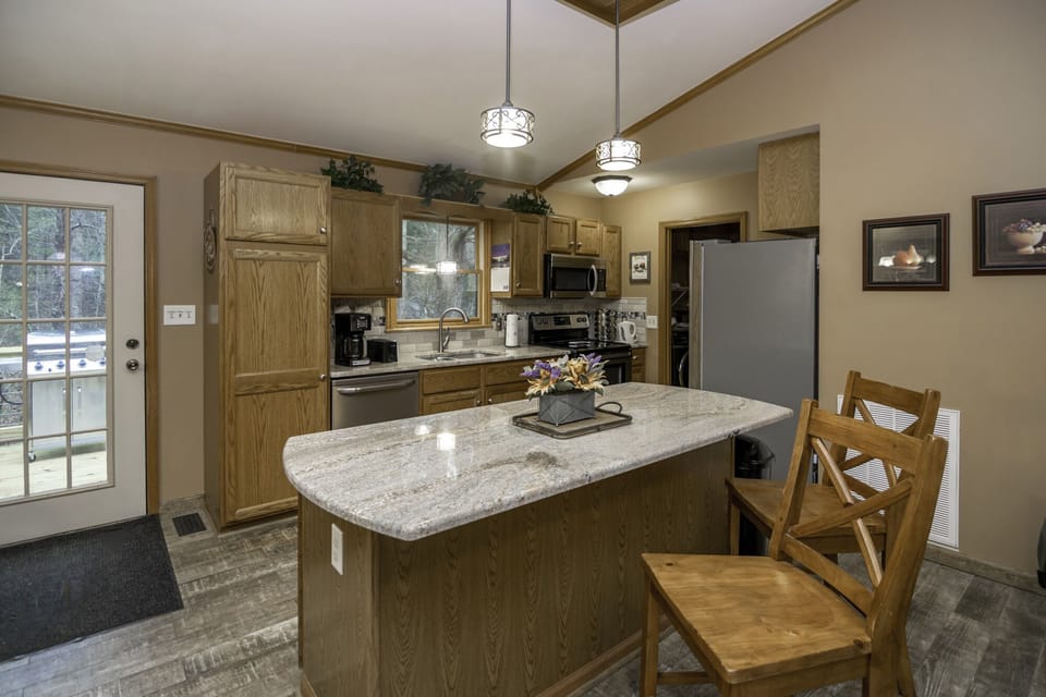 Kitchen island/breakfast bar