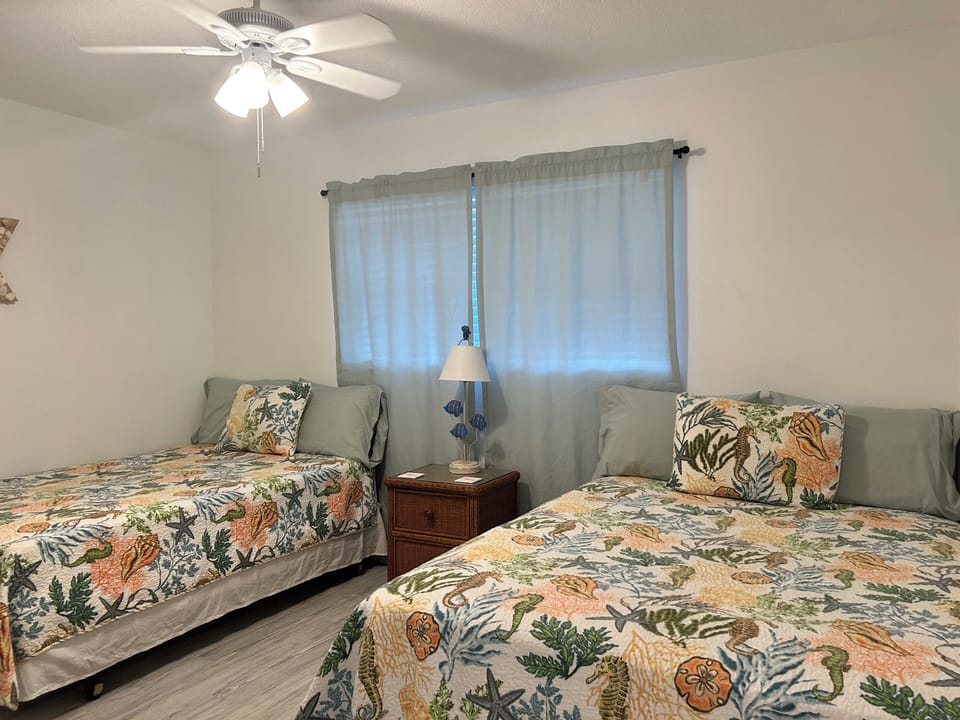 Secondary bedroom.