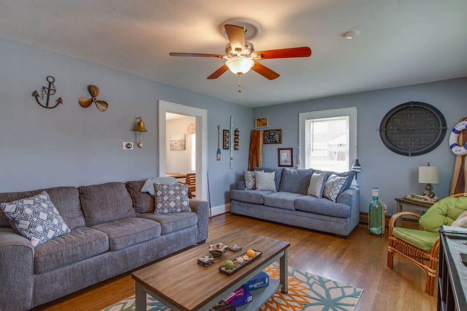 Spacious living room, great for playing games with the family!
