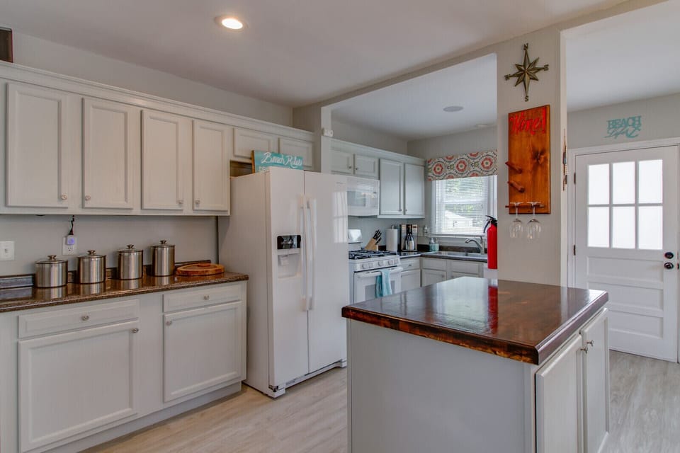 Clean & well stocked kitchen!
