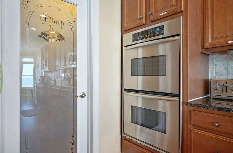 Double ovens and large walk in pantry