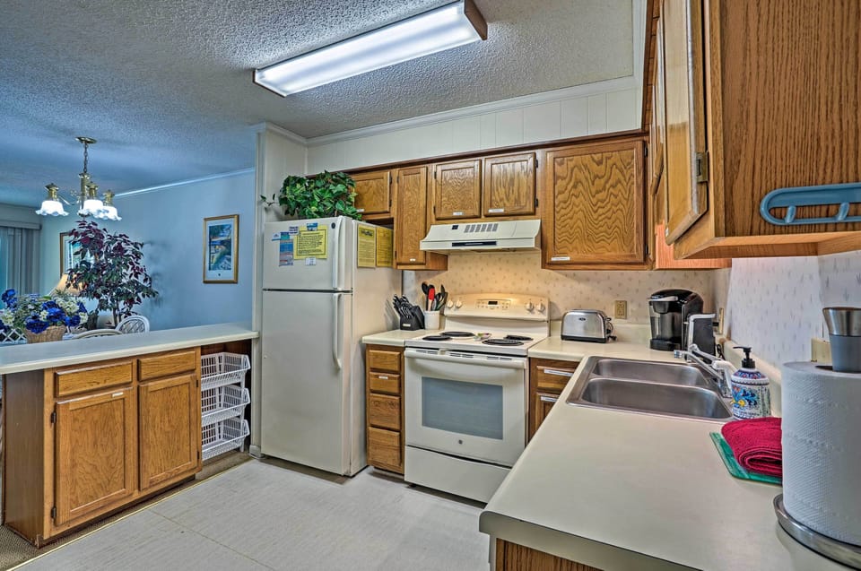 Kitchen | Fully Equipped w/ Cooking Basics