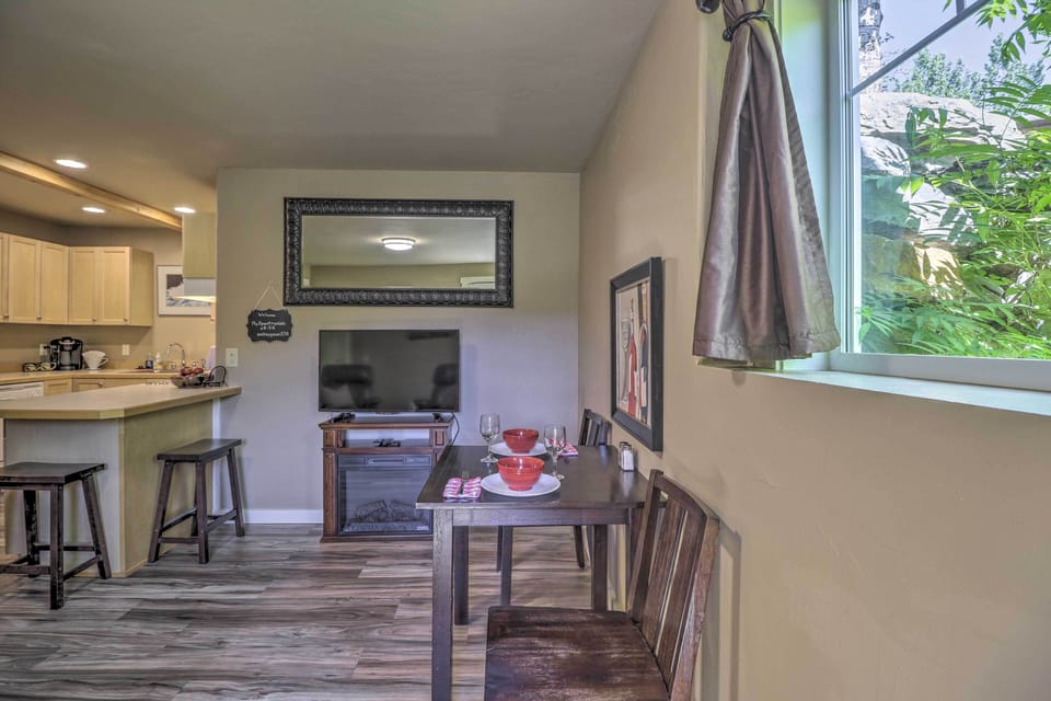Living Room | Smart TV | Fireplace (Not for Guest Use)