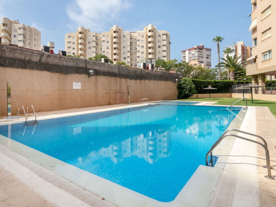 Water, Building, Plant, Sky, Daytime, Property, Swimming Pool, Window, Azure, Tree