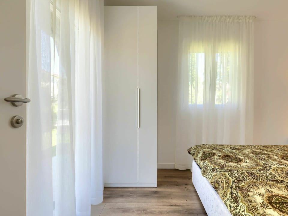 Window, Wood, Building, Interior Design, Shade, Comfort, Flooring, Floor, Hardwood