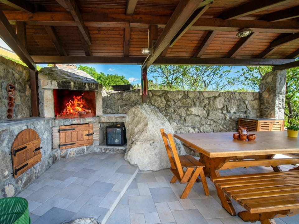 Table, Property, Furniture, Wood, Tree, Interior Design, Architecture, Shade, Cottage, Leisure