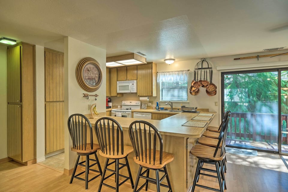 Kitchen | Fully Equipped w/ Cooking Basics