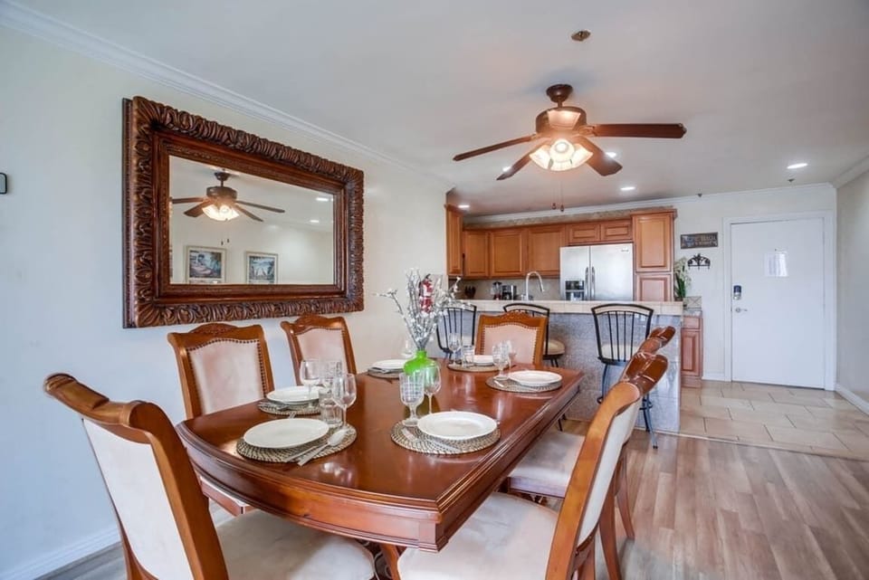 Dining table for 6 guests including 3 breakfast bar stools