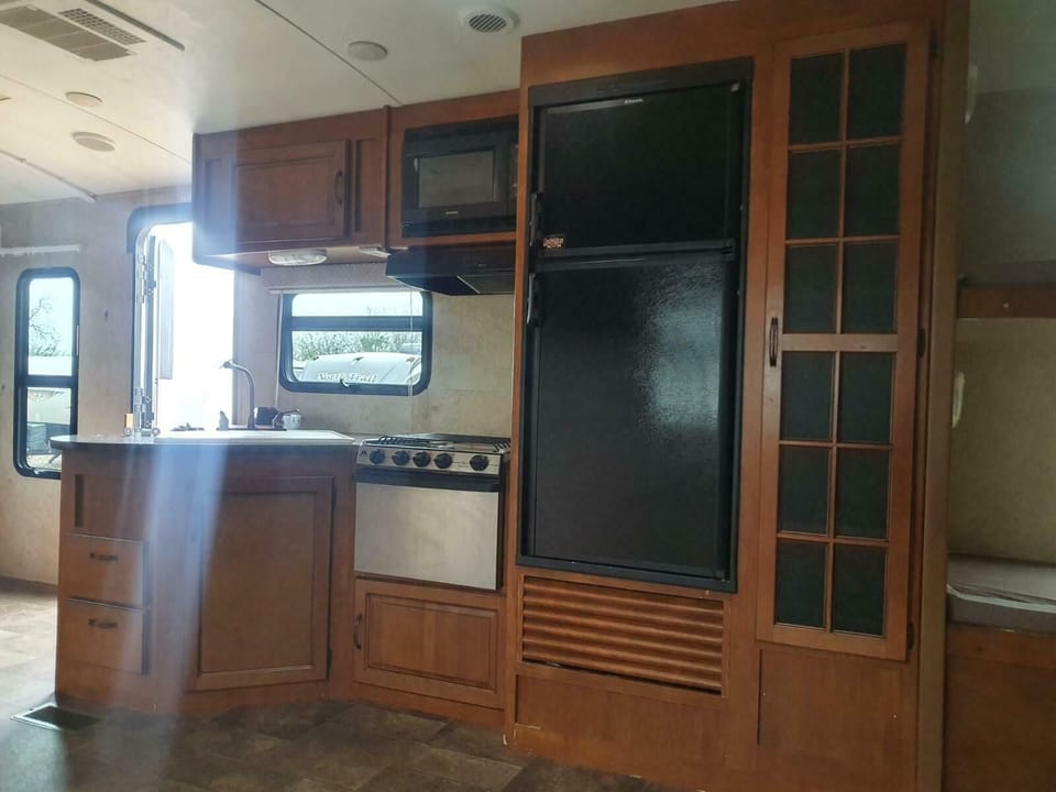 Kitchen with microwave, sink, cooker, fridge and freezer