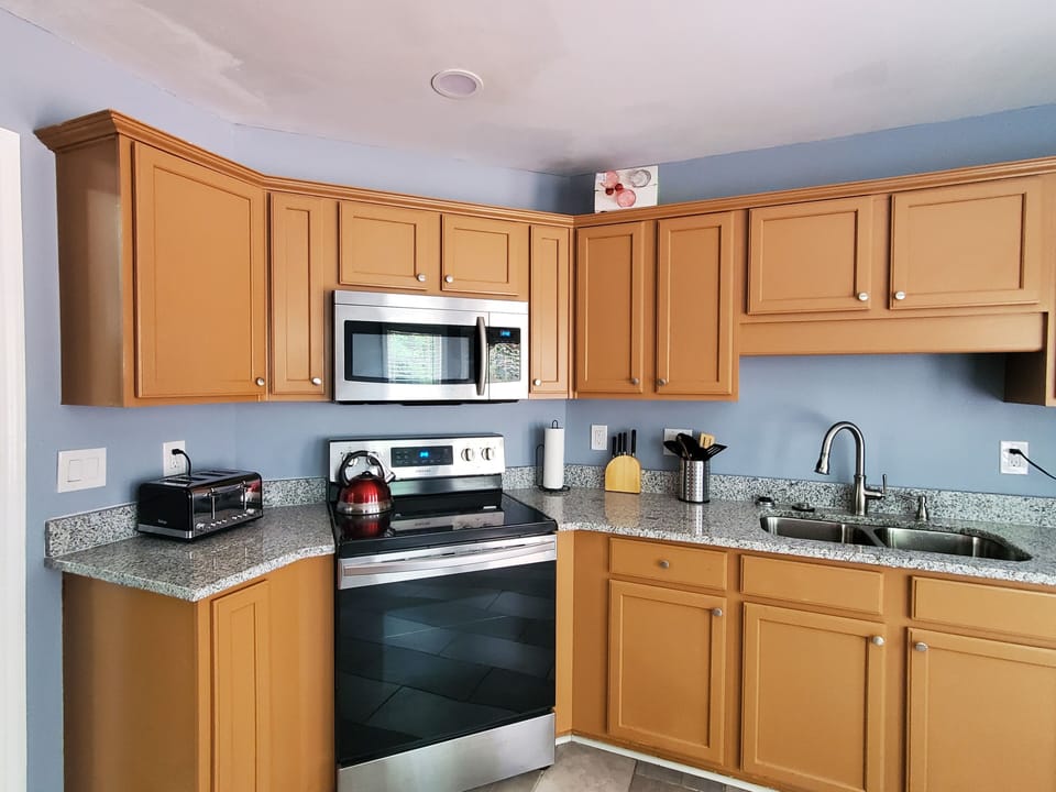 fully equipped kitchen 