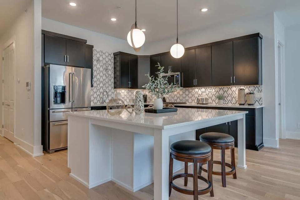 Discover a stunning gourmet kitchen, fully equipped with everything you need to prepare delicious meals and make the most of your stay.