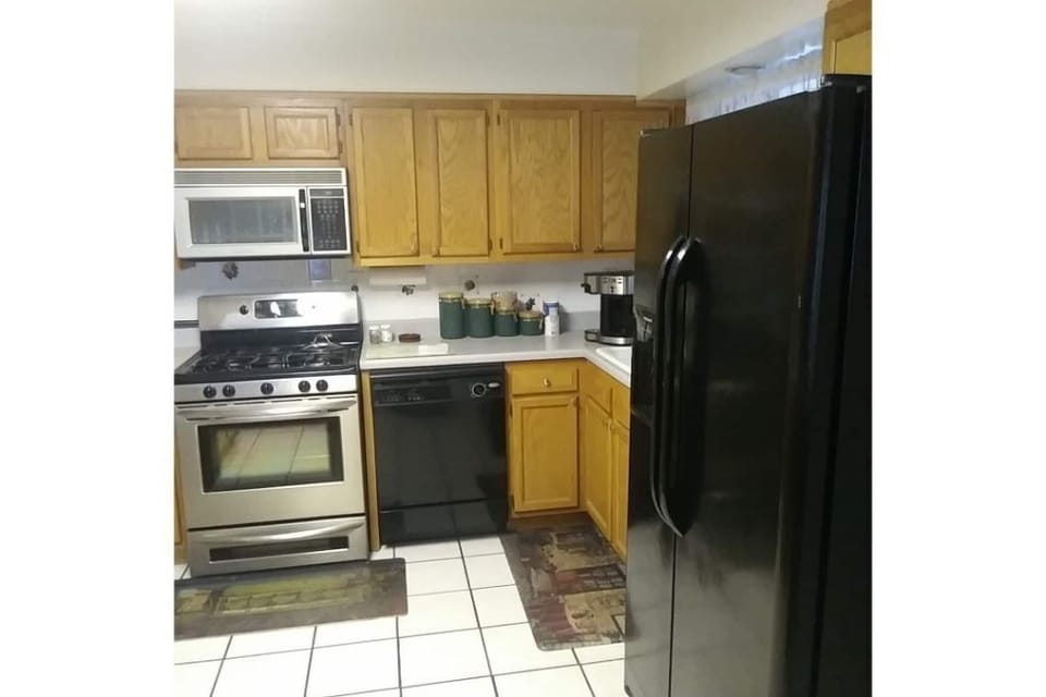 Gas stove/oven, microwave, toaster, coffee maker, refrigerator/freezer 