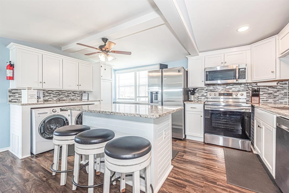 Kitchen area with washer and dryer for your use