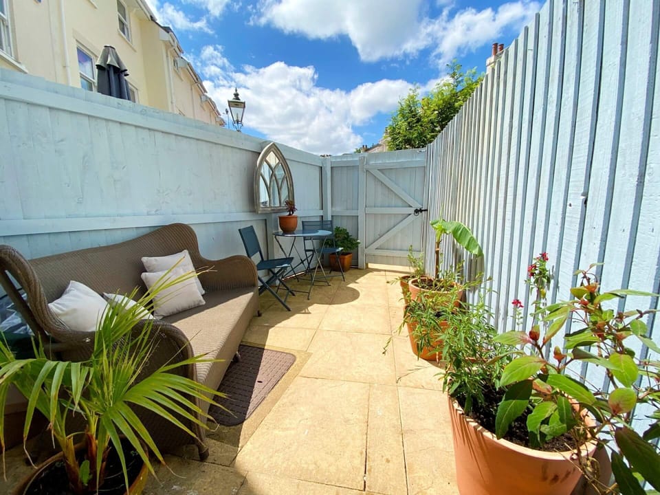 Lisburne Place Town House in Torquay - Courtyard