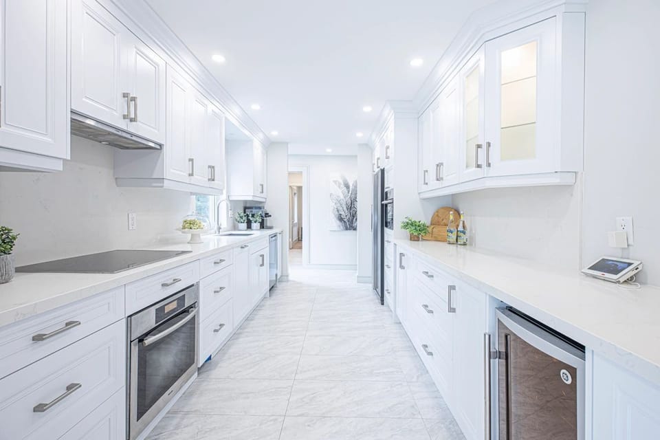 Main kitchen - Miele cooktop, range hood and oven, wine cooler
