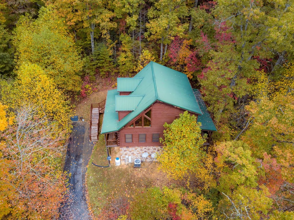 Welcome To Makin’ Memories — The Perfect Spot For Your Fall Escape!