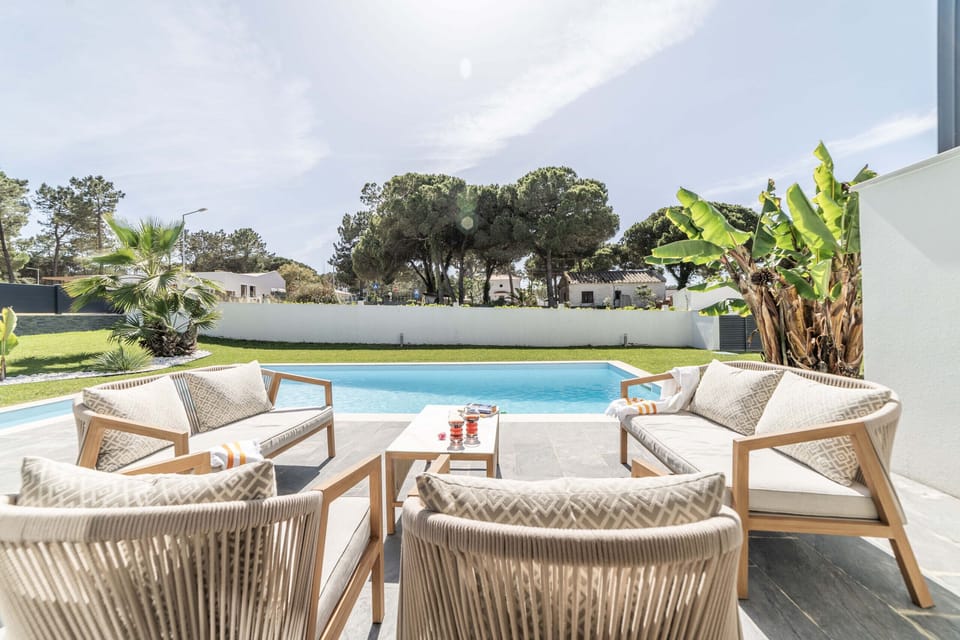 Private pool and sun terrace with lounge seating — Villa das Dunas, holiday villa in Sesimbra