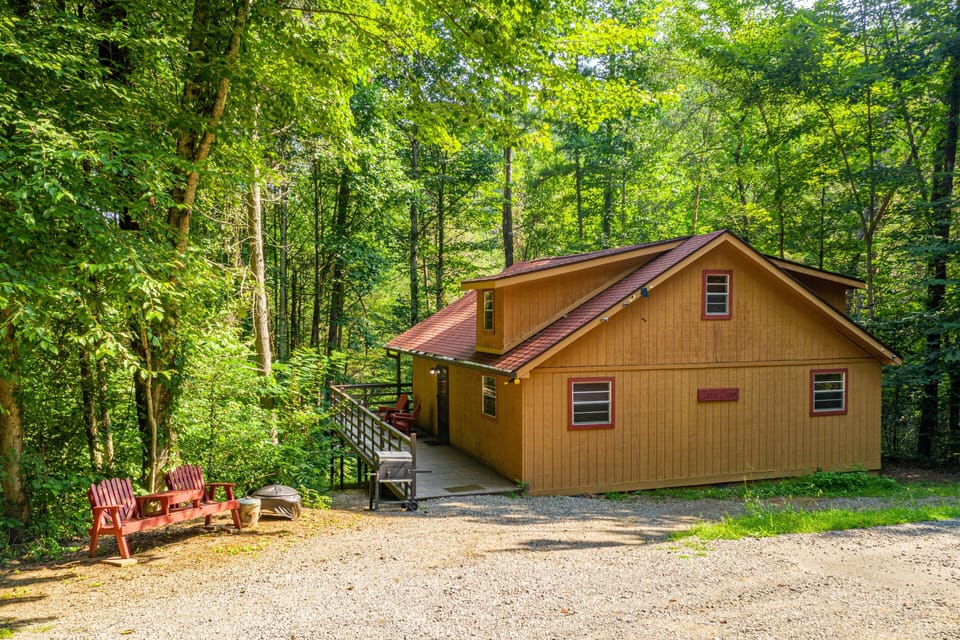 Bear Creek Hollow--close to attractions but tucked in the woods for a true Smoky Mountains Experience!!