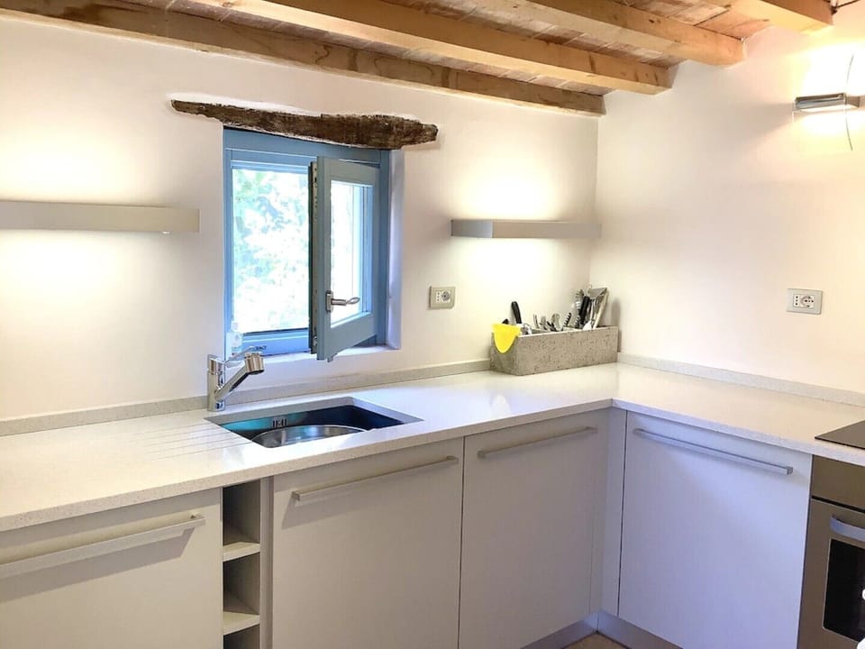 Kitchen with fridge, dishwasher, oven & induction hob