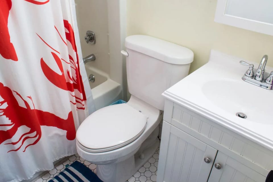 2nd floor full bath shower/tub
