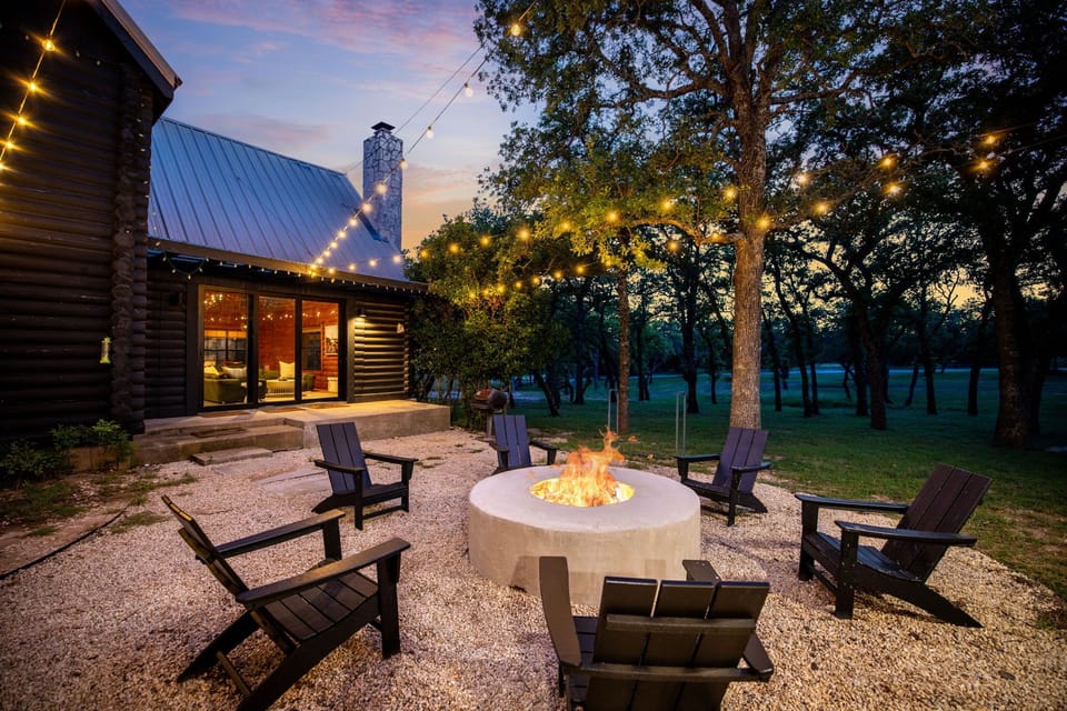 End your Fredericksburg day by the fire pit under twinkling lights