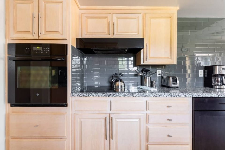 Oven & electric cooktop. Kitchen has all the small appliances you want
