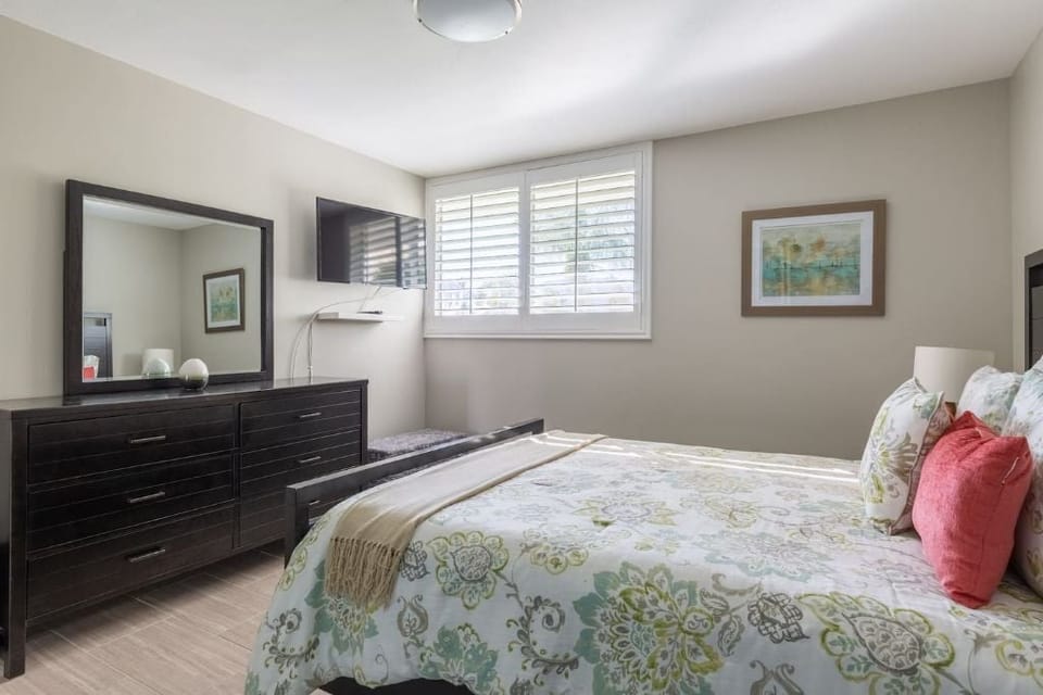Two guest bedrooms have queen size beds.  Master bedroom has king bed.