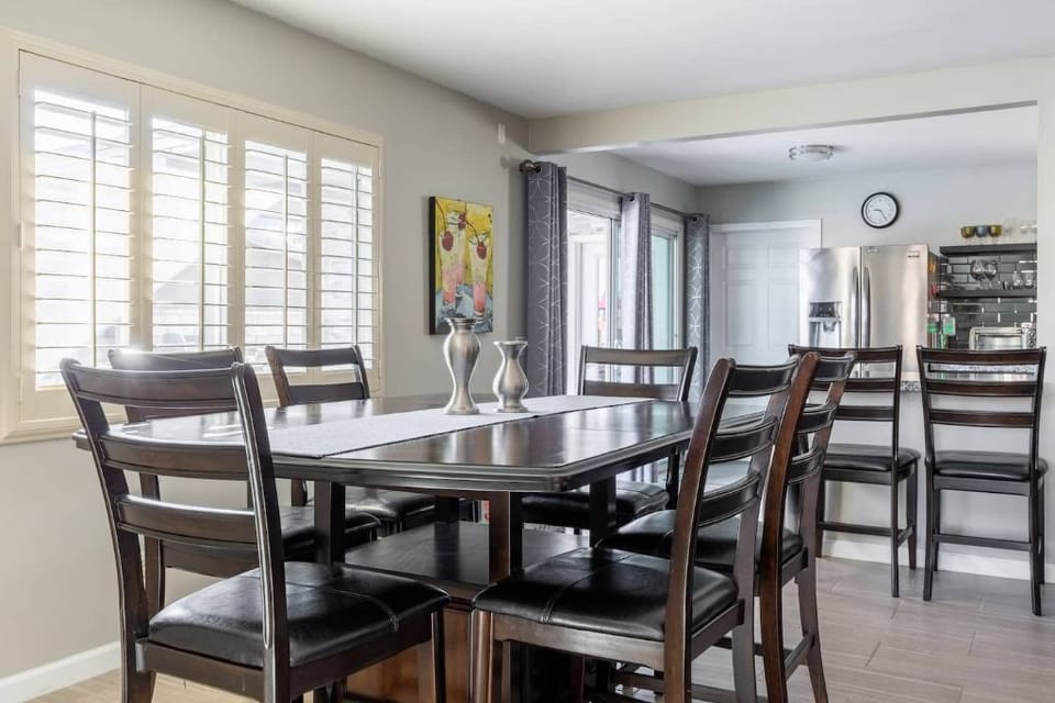 Dining area and breakfast bar