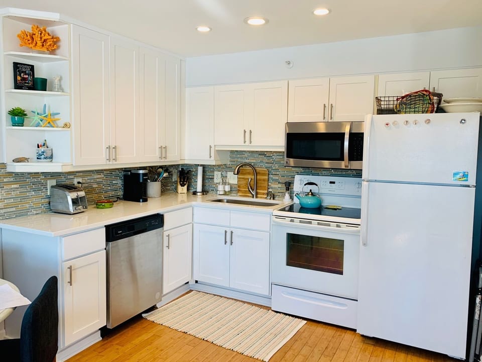 Chef's kitchen! Keurig coffee maker and tea kettle.