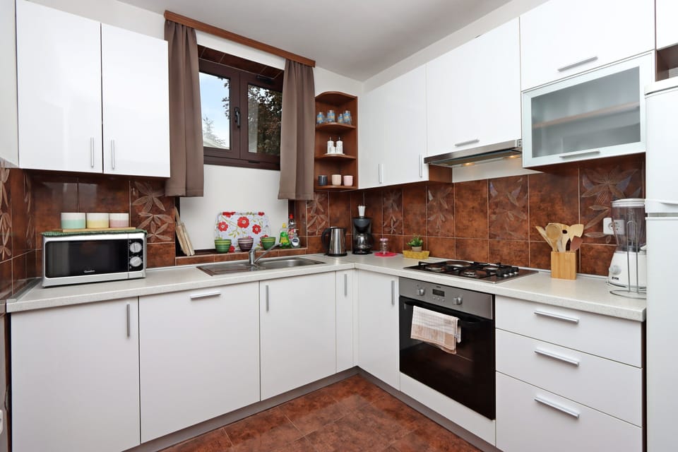 Kitchen 1