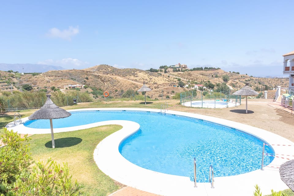 Community with 5 lovely pools
