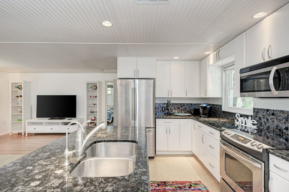 Huge kitchen with island and all appliances. Tons of cabinet space.