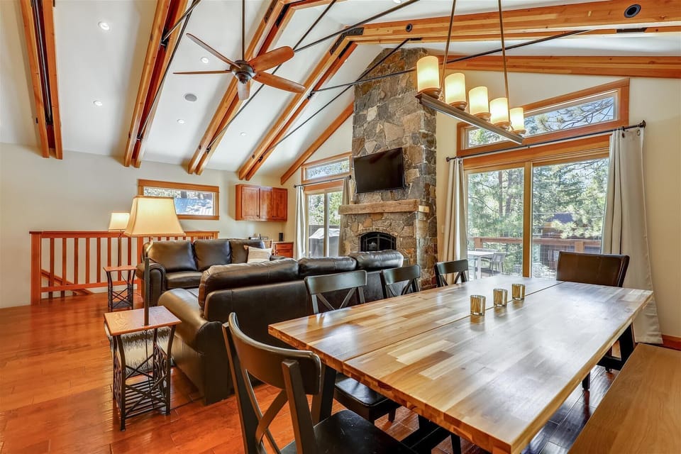 upper level-dining area-imgl0519