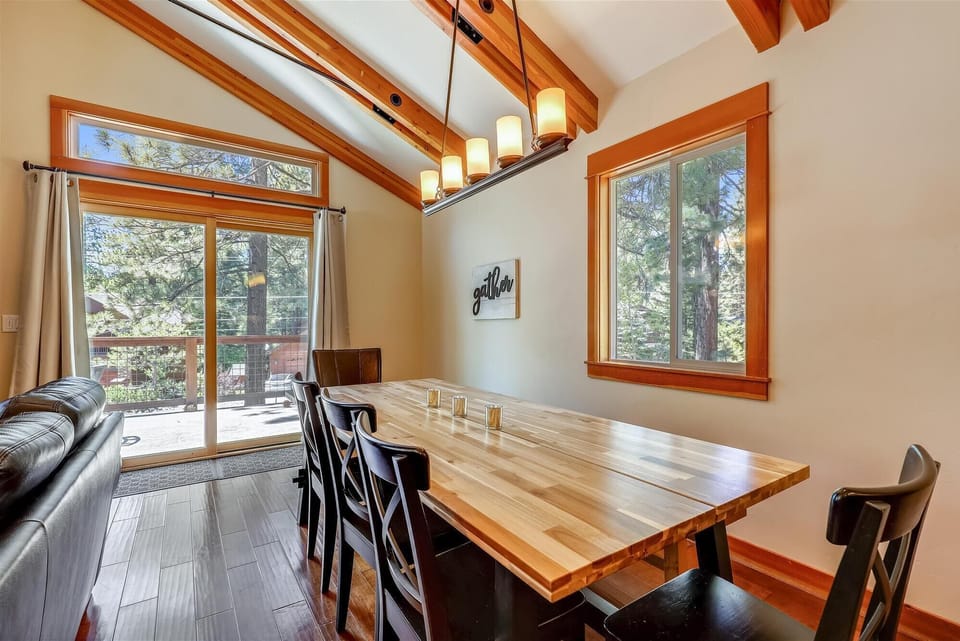 upper level-dining area-imgl0504