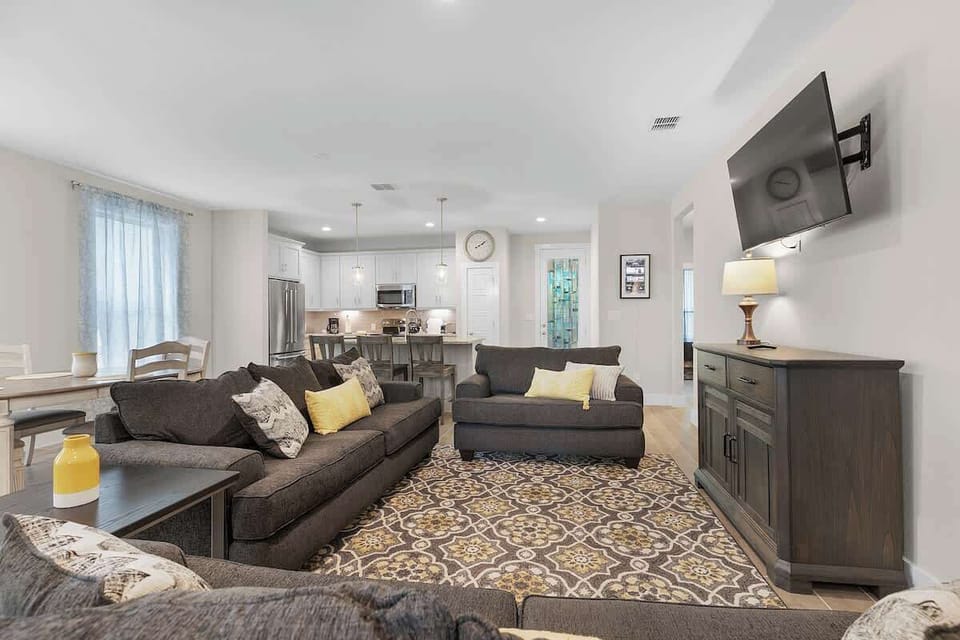 Welcome to the Lavaca House! Come relax and have an amazing staycation in our beautiful property! Perfect for retreats, groups, families, and getaways.