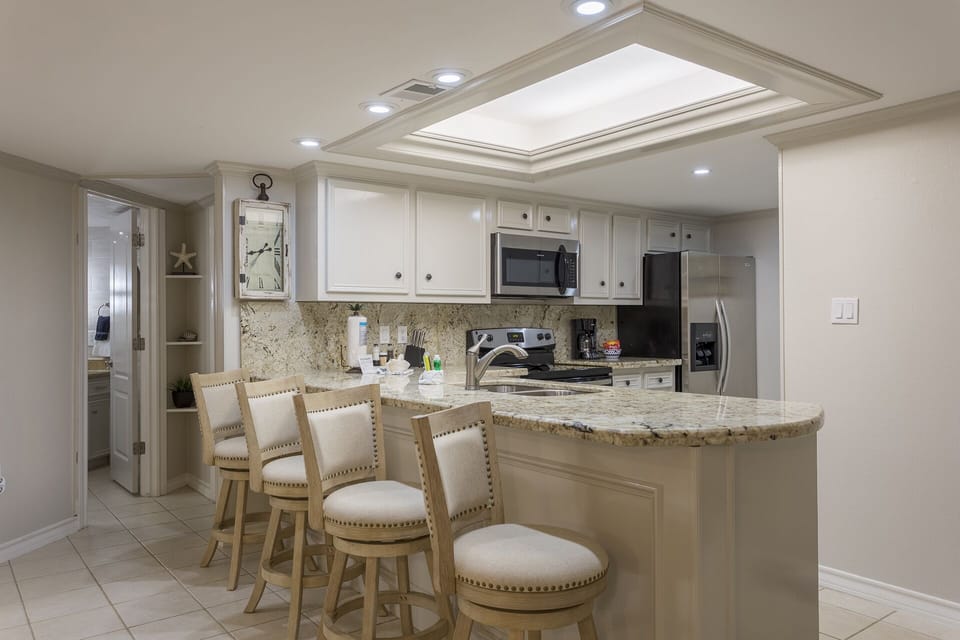 In addition to having seating for 6, we have extra seating for 4 at the breakfast bar.