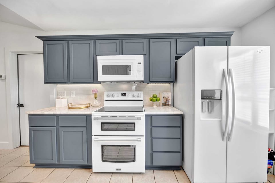 Prepare your next meal in this fully stocked kitchen!