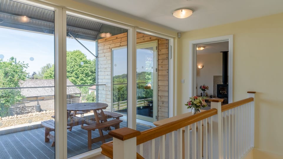 Landing and Balcony, Hill View Rise, Bolthole Retreats