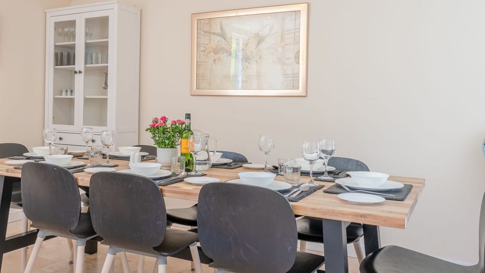 Dining Table, Hill View Rise, Bolthole Retreats
