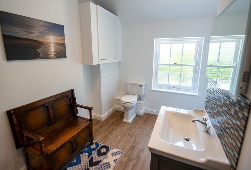 Southgate Coach House, Dorchester: The spacious shower room
